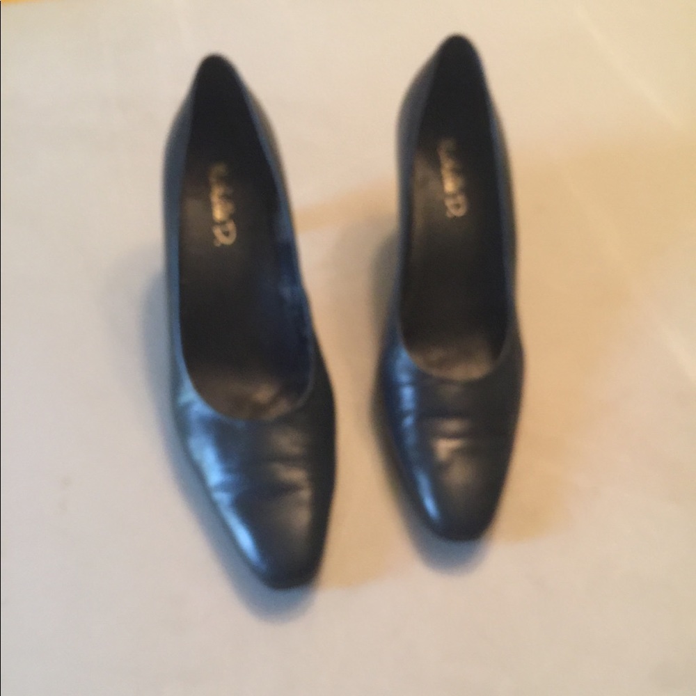 Shoes - Picture 4 of 7